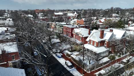 Amerikanische-Stadt-Vorort-Gehäuse-Sonnigen-Wintertag-Mit-Schnee