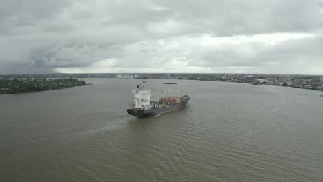 Buque-De-Carga-Navegando-En-El-Río-Surinam-Hacia-El-Puerto,-Vista-De-Drones-Panorámicas