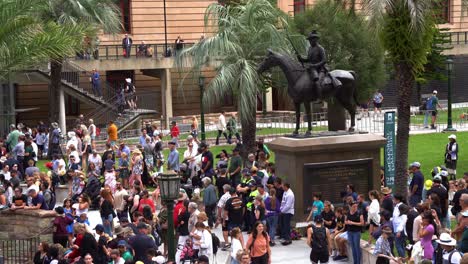 Riesige-Menschenmengen-Versammeln-Sich-In-Der-Innenstadt-Von-Brisbane-Und-Schwellen-Vor-Vorfreude-An,-Bevor-Die-Jährliche-Traditionelle-Anzac-Day-Parade-Am-Anzac-Square-Beginnt