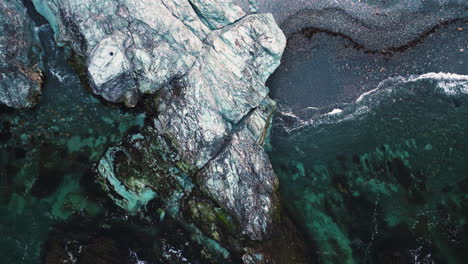 El-Drone-Desciende-De-Arriba-Hacia-Abajo-Mientras-Las-Olas-Del-Océano-Chocan-En-Una-Playa-De-Arena-Gris-Y-Limosa-En-Newport