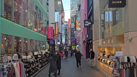 Menschen-Am-Abend-Im-Stadtteil-Myeongdong-In-Seoul-–-Herauszoomen