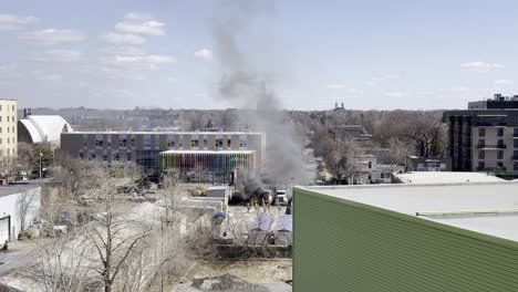 Weite-Aufnahme-Von-Feuerwehrleuten,-Die-In-Montreal,-Saint-Michel,-Gegen-Einen-Explodierten-Lastwagen-Kämpfen