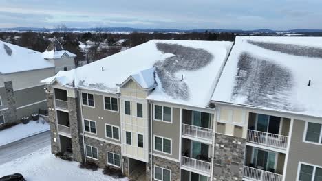 Moderno-Edificio-De-Apartamentos-En-La-Ciudad-De-Estados-Unidos-Con-Techo-Cubierto-De-Nieve.