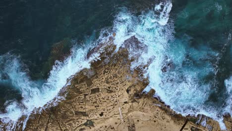 Drohnenaufnahme-Von-Oben-Nach-Unten,-Meeresküstenwellen-Krachen-Auf-Felsen
