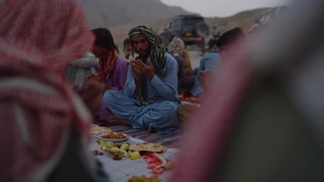 Einheimische-Beten-Vor-Dem-Gemeinsamen-Iftar-Abendessen-Während-Des-Ramadan-In-Khuzdar,-Belutschistan