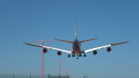 Un-Airbus-A380-De-Asiana-Airlines-En-La-Aproximación-Final-A-La-Pista-24r-Del-Aeropuerto-Internacional-De-Los-Ángeles,-Filmado-En-Cámara-Lenta.
