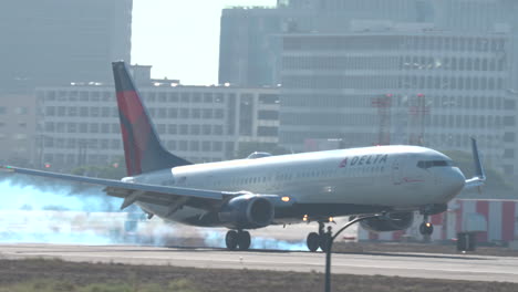 Un-Boeing-737-De-Delta-Airlines-Aterriza-En-La-Pista-24r-Del-Aeropuerto-Internacional-De-Los-Ángeles,-Filmado-En-Cámara-Lenta.