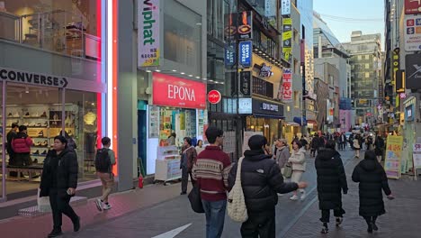 Ciudad-De-Seúl---Barrio-De-Myeongdong-Al-Atardecer-Lleno-De-Turistas