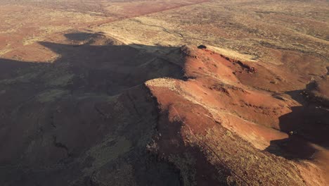 Toma-Aérea-De-Establecimiento-Del-Monte-Bruce-En-El-Parque-Nacional-Karijini-Durante-El-Día-Soleado,-Australia-Occidental