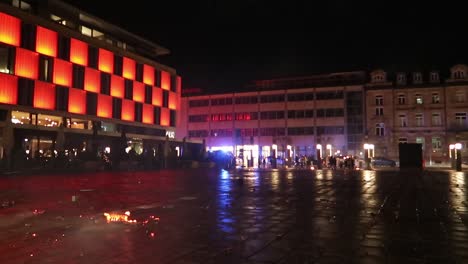 Vehículo-De-Emergencia-En-La-Escena-Del-Accidente-Con-Fuegos-Artificiales,-Basura-En-Llamas-En-Primer-Plano.