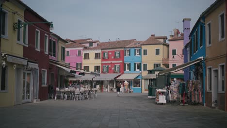 Farbenfroher-Burano-Platz-Mit-Lebendigen-Häusern-Und-Charmanten-Geschäften