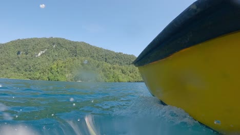 Bootfahren-Auf-Dem-Klaren-Blauen-Fluss-Kali-Biru-Im-Raja-Ampat-Regency,-Provinz-West-Papua,-Indonesien