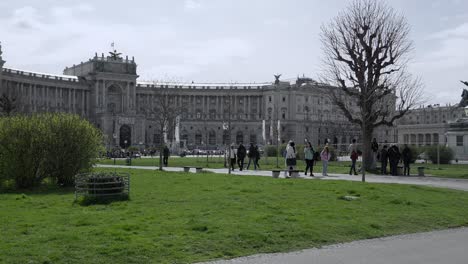 Toma-Estática-De-Turistas-Que-Visitan-El-Antiguo-Palacio-Imperial-Principal-De-Hofburg,-Viena,-Austria.