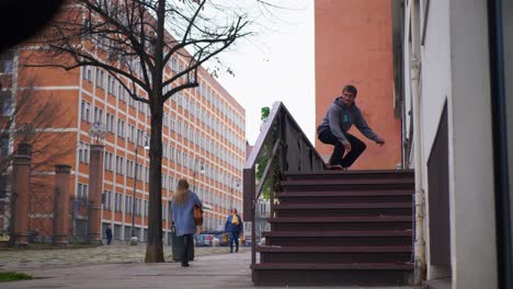 Mann-Grindet-Mit-Seinem-Skateboard-über-Eine-Rail