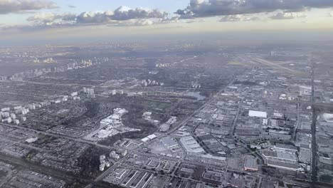 Luftaufnahme-Des-Industriegebiets-Von-Toronto-Aus-Gesehen-Vom-Flugzeug,-Das-Sich-Dem-Pearson-Airport-Nähert,-Mit-Landebahn-Im-Hintergrund,-Ontario-In-Kanada