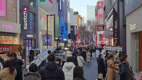Gente-Caminando-Por-Puestos-Callejeros-De-Compras-En-El-Mercado-Nocturno-De-Myeongdong-En-Seúl---Alejar