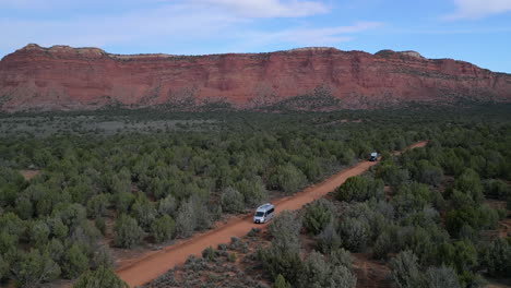 RVs-drive-along-a-dirt-road-in-the-red-rock-southwest-of-Utah