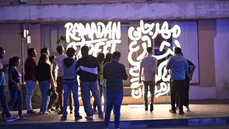 Los-Residentes-Disfrutan-Del-Festival-De-Comida-Callejera-De-Ramadán-Mientras-La-Colonia-Sheikh-Hamdan-De-Karama-Se-Transforma-Con-Luces-Y-Puestos-De-Comida-En-Dubai,-Emiratos-Árabes-Unidos.