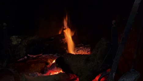Cálida-Chimenea-Con-Fuego-Ardiendo-En-El-Fondo,-Primer-Plano