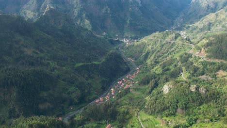 Miradouro-Eira-Do-Serrado-Vista-Aérea-Con-Vistas-Al-Valle-De-Las-Monjas-Pueblo-De-Montaña-En-Madeira,-Portugal