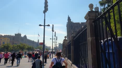 Caminando-Al-Lado-De-La-Catedral-Ciudad-De-México,-Zócalo-Ciudad-De-México