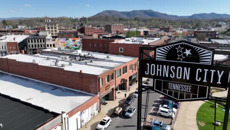 Schnelle-Luftbewegung-Vorbei-An-Johnson-City-Tennessee-Schild