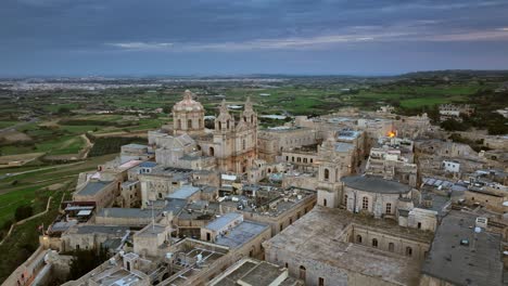 Vista-Aérea-Por-Drones-Del-Casco-Antiguo-Y-El-Castillo-De-Mdina,-Malta