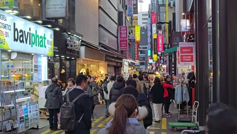 Pedestrians-Shopping-at-Myeongdong-Downtown-Shopping-Street,-evening-Seoul-city