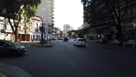 Hyperlapse-Auf-Der-Avenue-In-Buenos-Aires,-Argentinien,-Autos-Fahren-Auf-Der-Stadtstraße-In-Lateinamerika-Auf-Asphaltiertem-Alberdi-Weg,-Bewegungsraffer,-Südamerikanische-Hauptstadt