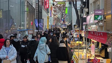 Los-Turistas-Compran-Comida-Callejera-En-Puestos-Del-Mercado-De-Myeongdong-En-Seúl---Alejar