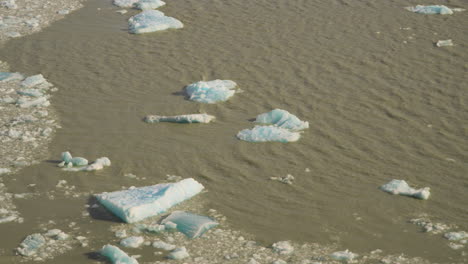 Hielo-Flotando-En-El-Lago-Gris-Junto-Al-Glaciar-En-El-Parque-Nacional-Torres-Del-Dolor