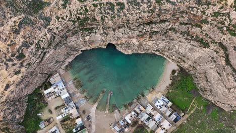 Vista-Aérea-Del-Mar-Interior-En-La-Bahía-De-Dwejra,-Cueva-Submarina-En-La-Isla-Maltesa-De-Gozo,-Malta