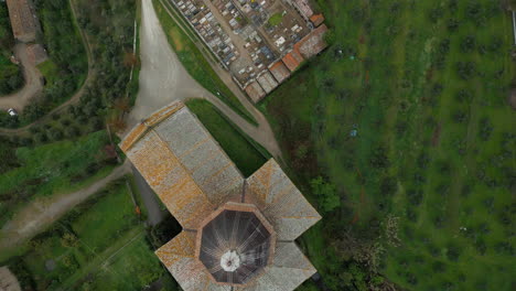 Architektonischer-Schatz-Vom-Himmel:-Kirche-Santa-Maria-Delle-Grazie-Al-Calcinaio-In-Arezzo,-Italien