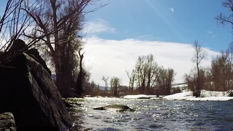 Fluss,-Der-Durch-Die-Berge-Fließt,-Während-Der-Schnee-Schmilzt