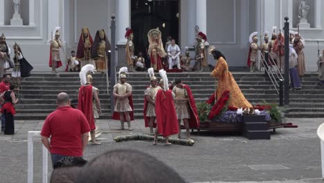 Actores-Vestidos-Como-Soldados-Romanos-Antes-De-La-Recreación-De-La-Crucifixión.