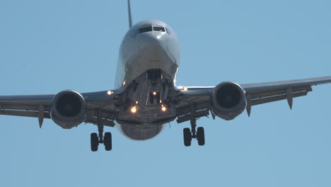 Un-Boeing-737-De-Delta-Airlines-Se-Acerca-A-La-Cámara-Durante-La-Aproximación-Final-A-La-Pista-24r-Del-Aeropuerto-Internacional-De-Los-Ángeles,-Filmado-En-Cámara-Lenta.