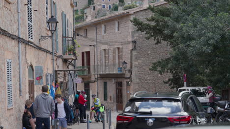 Quaint-street-in-Deia,-Mallorca-with-locals-and-tourists