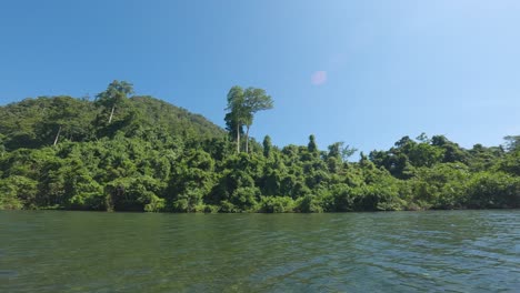 Selva-Tropical-Wasai-En-Las-Montañas-De-Kali-Biru-En-Raja-Ampat,-Reserva-Nacional,-Indonesia