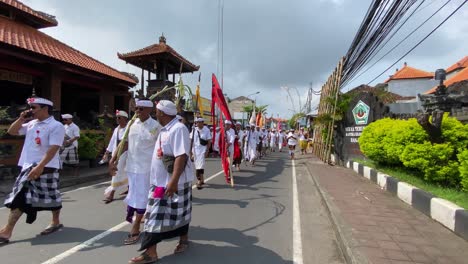 Prozession-Hinduistischer-Religiöser-Gemeinden-Zum-Samuh-Beach-Bali-Zur-Melasti-Zeremonie-Vor-Dem-Stillen-Tag-Von-Nyepi