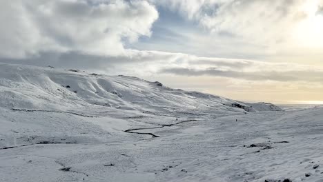 Halten-Sie-Die-Atemberaubende,-Sonnendurchflutete-Isländische-Winterlandschaft-Fest:-Berge,-Meer-Und-Glitzernder-Schnee-In-Perfekter-Harmonie