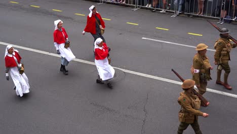 Infantería-Del-Ejército-Australiano,-Soldados-Portando-Rifles-De-Francotirador-Marchando-Por-La-Calle,-Participando-En-El-Tradicional-Desfile-Anual-Del-Día-De-Anzac-En-La-Ciudad-De-Brisbane,-En-Medio-De-La-Solemnidad-De-La-Conmemoración