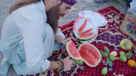 Draufsicht-Auf-Khuzdar-Einheimische,-Die-Frische-Wassermelone-Für-Eine-Lebensmittelsammlung-Schneiden