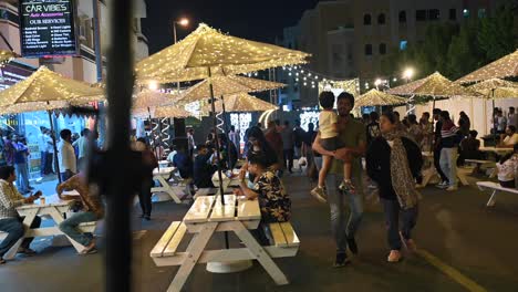 Los-Residentes-Disfrutan-Del-Festival-De-Comida-Callejera-De-Ramadán-Mientras-La-Colonia-Sheikh-Hamdan-De-Karama-Se-Transforma-Con-Luces-Y-Puestos-De-Comida-En-Dubai,-Emiratos-Árabes-Unidos.