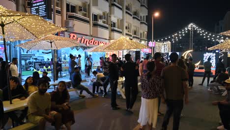 Die-Bewohner-Genießen-Das-Ramadan-Streetfood-Festival,-Während-Sich-Die-Sheikh-Hamdan-Kolonie-Von-Karama-In-Dubai,-Vereinigte-Arabische-Emirate,-Mit-Lichtern-Und-Essensständen-Verwandelt