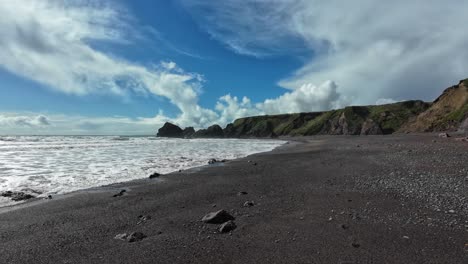 Seelandschaft-Kies-Breiten-Strand-Und-Dramatische-Wolken-Und-Blauer-Himmel-Ballydwane-Strand-Kupferküste-Waterford-Irland