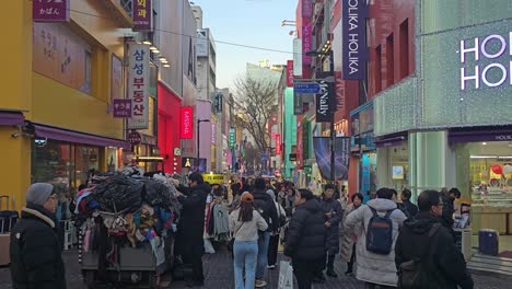 Einkaufsstraße-In-Der-Innenstadt-Von-Myeongdong-In-Seoul,-Südkorea-–-Echtzeit