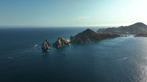 Vista-Aérea-Acercándose-Al-Cabo-De-Cabo-San-Lucas,-Día-Soleado-En-México