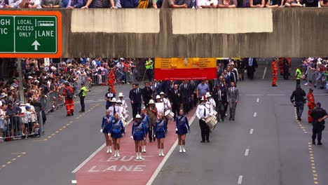 Große-Menschenmengen-Australischer-Bürger-Versammeln-Sich,-Um-Die-Helden-Anzufeuern-Und-Das-Erbe-Der-Jährlichen-Anzac-Day-Parade-In-Der-Innenstadt-Von-Brisbane-Zu-Ehren