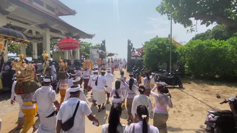 Congregaciones-Religiosas-Hindúes-Procesionan-Hasta-Samuh-Beach-Bali-Para-La-Ceremonia-Melasti,-Antes-Del-Día-Silencioso-De-Nyepi