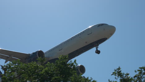 Ein-Airbus-A321-Von-Delta-Airlines-Verschwindet-Im-Endanflug-Auf-Die-Landebahn-24r-Am-Los-Angeles-International-Airport-Hinter-Bäumen.